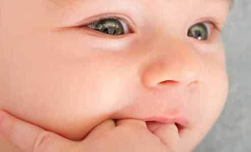 دلایل تورم لثه در نوزادان